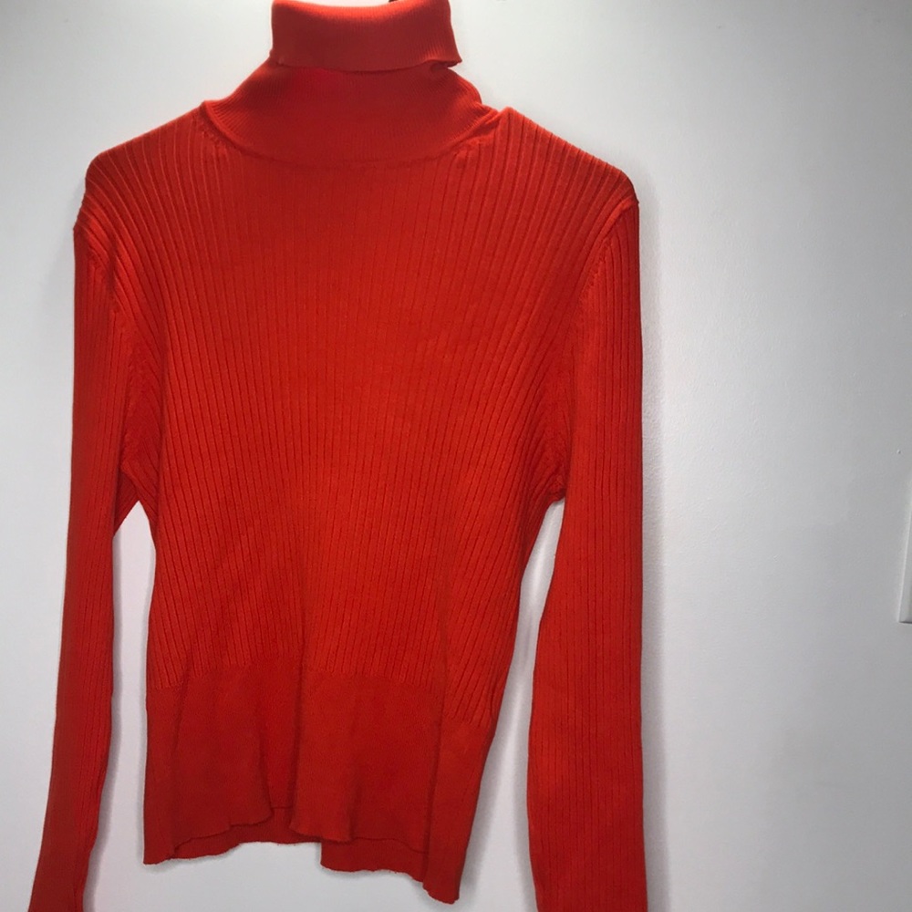 BRIGHT ORANGE RIBBED TURTLENECK